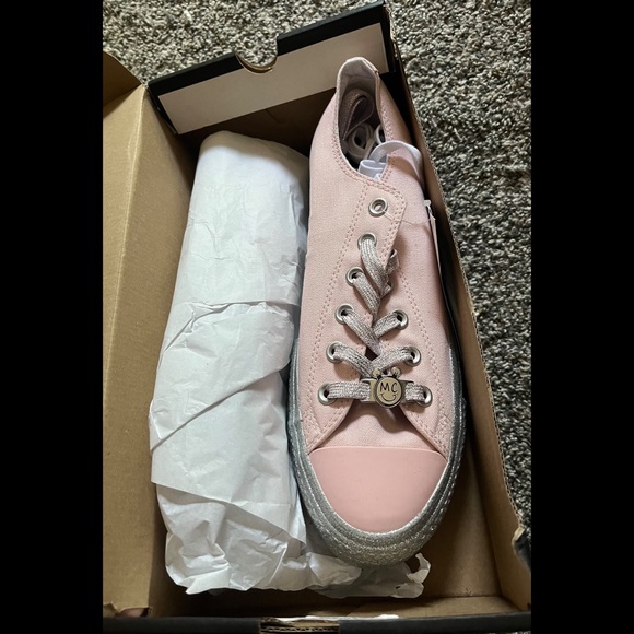 ✨ 3x HP ✨ BNIB ✨ LE ✨ Smiley Miley Cyrus Short/Classic Sneakers ✨ - Picture 10 of 15